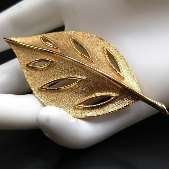 Vintage 1960s Gold Plated Leaf Brooch, 2 3/4 Inches - Picture 4 of 8